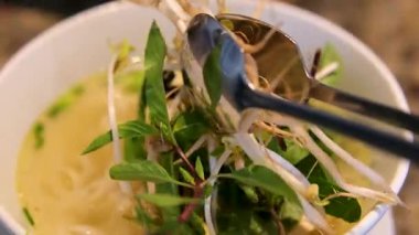 Erişteli karides ezmesi, fasulye filizi ve limon dilimi sunumu. Yüksek kalite 4k görüntü