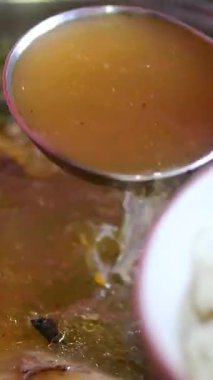 Pirinç vermicelli üzerine bir tencereden çorba dök. Yüksek kalite 4k görüntü