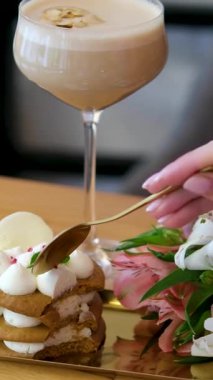 Güzel kahvaltı, havadar beyaz kremalı tatlı, kahve içeceği, beyaz ve pembe orkide çiçekleri tatlı kaşık çiçekleri lüks restoran, rahatlama, zevk.