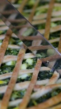 Ispanaklı turta yapmak, adım adım video yapmak hamur yapmak, ıspanak pişirmek, yumurta eklemek, pişmiş turtayı kesmek, tam tarif. Yüksek kalite 4k görüntü