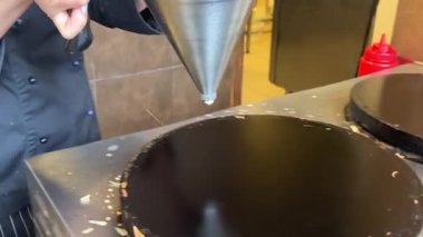 İnce krep sıcak tavada pişerken buhar yükselir ve kabarcıklar oluşur. Ev mutfağında gerçek zamanlı krep kızartma işlemini gösterir. Yüksek kalite 4k görüntü