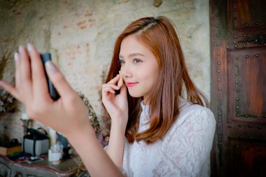 Küçük bir kız tarafından allık kadar arıyorum