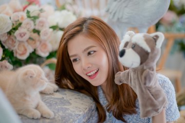 Sevimli kız ve oyun Çorap kuklalar ile kedi