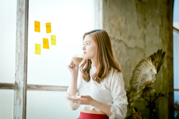 uzakta düşünceli arıyorum çekici genç bir kadın