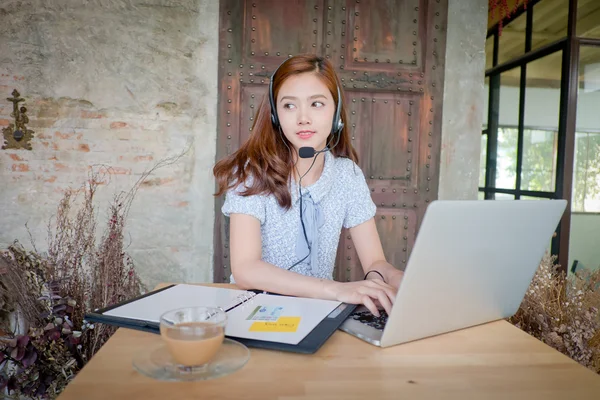 Retrato de mujer trabajadora de servicio al cliente, operador de centro de llamadas sonriente con auriculares telefónicos. Modelo de negocio femenino joven . — Foto de Stock