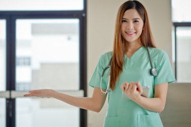 Mutlu gülümseyen genç güzel kadın doktor 