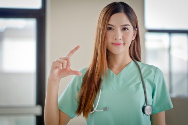 Genç güzel kadın doktor gösteren boş alanı f gülen mutlu