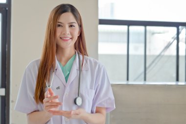 Genç güzel kadın doktor gösteren boş alanı f gülen mutlu