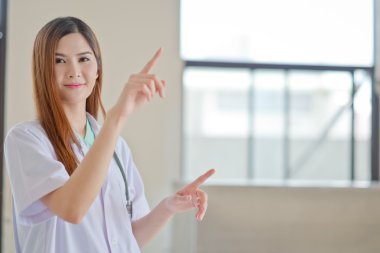 Genç güzel kadın doktor gösteren boş alanı f gülen mutlu