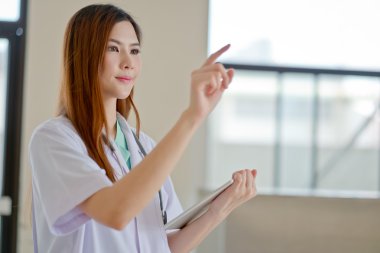 Genç güzel kadın doktor gösteren boş alanı f gülen mutlu