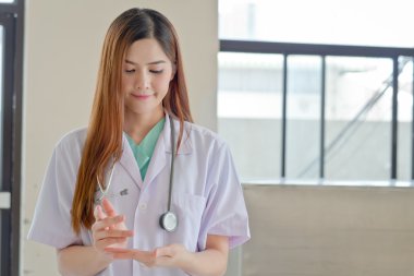 Genç güzel kadın doktor gösteren boş alanı f gülen mutlu