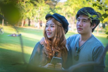 Cep telefonlarından fotoğraf çekmeye Çift