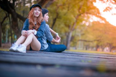 n ile çevrili bir ahşap Köprüsü'nde, çiftler, turistler, oturma