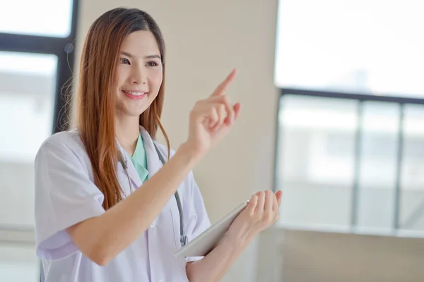Genç güzel kadın doktor gösteren boş alanı f gülen mutlu — Stok fotoğraf