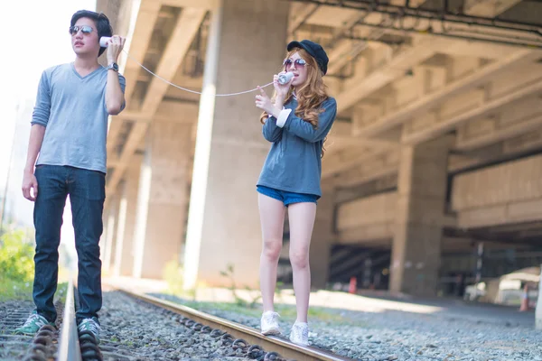 Çiftler oyuncak bir telefonla iletişim kuruyor .