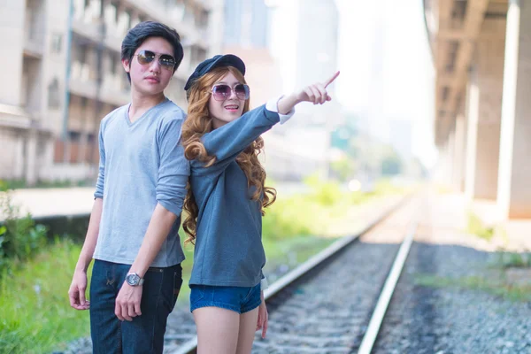 Les couples voyagent ensemble, portant des lunettes de soleil  , — Photo