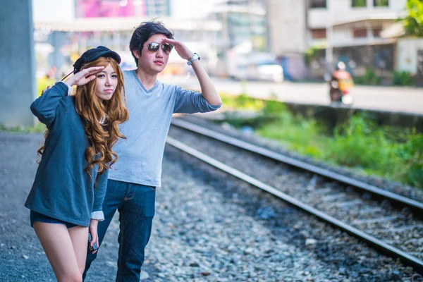 Пара чекає на поїзд Сонцезахисні окуляри — стокове фото