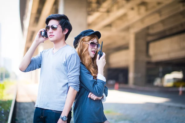 Hombres y mujeres se comunican con la comunicación por radio  . — Foto de Stock