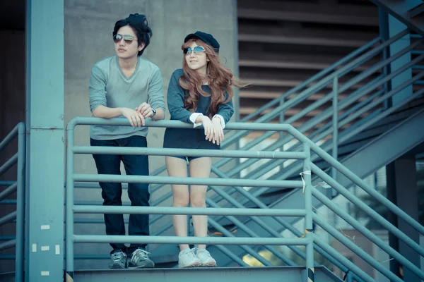 Men and women wearing sunglasses Standing on a steel frame const — Stock Photo, Image