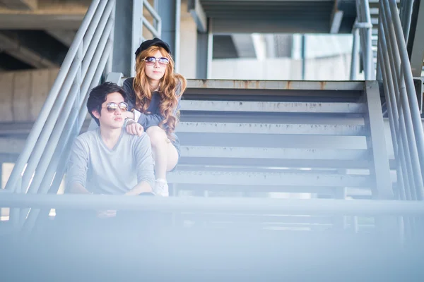Männer und Frauen mit Sonnenbrille stehen auf einem Stahlgestell — Stockfoto