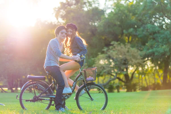남자와 여자의 선글라스 자전거 잔디에 둘러싸인 b — 스톡 사진