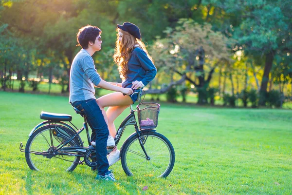 Lunettes de soleil cyclistes hommes et femmes sur l'herbe entourée b — Photo