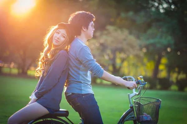 Men 's and women's sunglasses cyclists on the grass surrounded b — Stock Photo, Image