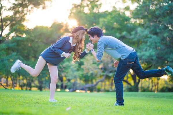 Óculos de sol masculinos e femininos, Jogos de jogar, na grama, sur — Fotografia de Stock