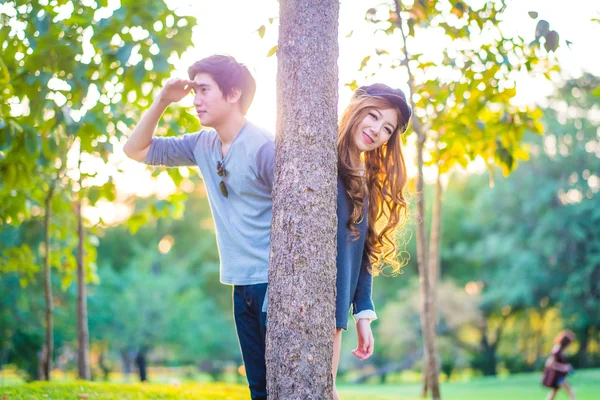 Homens e mulheres estão brincando esconde-esconde, Natureza, Em um brilhante d — Fotografia de Stock