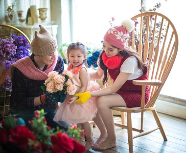 Özel bir hediye üzerinde küçük kız ailesiyle. 