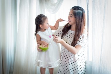 Aile, çocuk, eğitim, okul ve mutlu insanlar kavramı - s