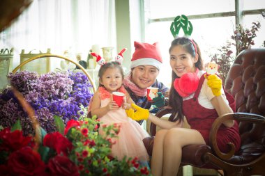 Kahve Saati, küçük kız ailesiyle.