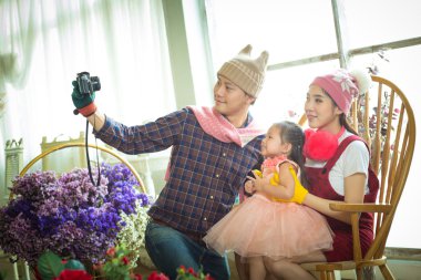 Aile selfie kamera tarafından alarak Park küçük kızla.