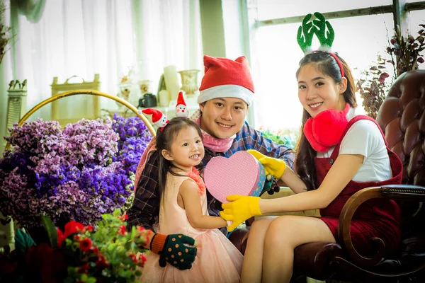 Familia con niña en un regalo especial . — Foto de Stock