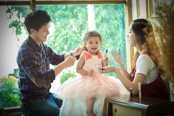 Vater, Mutter und Tochter spielen mit Make-up. — Stockfoto