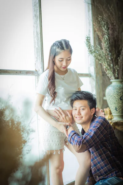 Muy feliz hermoso joven hombre y mujer Embarazada vientre . — Foto de Stock