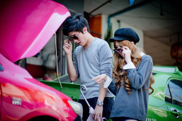 남자와 여자는 자동차 검사 — 스톡 사진