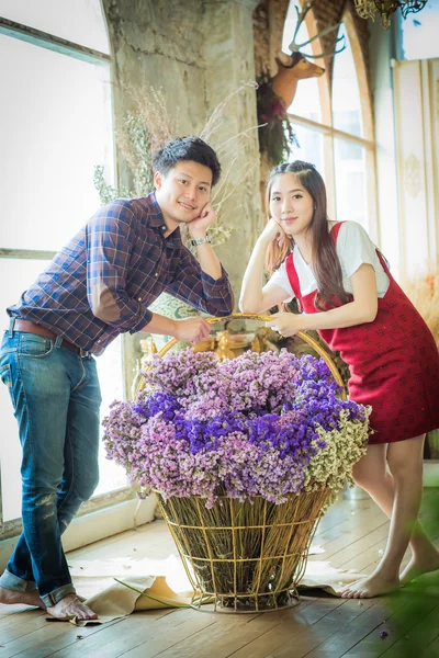 Muy feliz hermoso joven hombre y mujer en el jardín  . — Foto de Stock