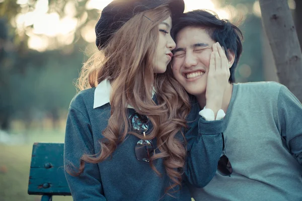 Men and women were kissing , nature , on a bright day . — Stock Photo, Image