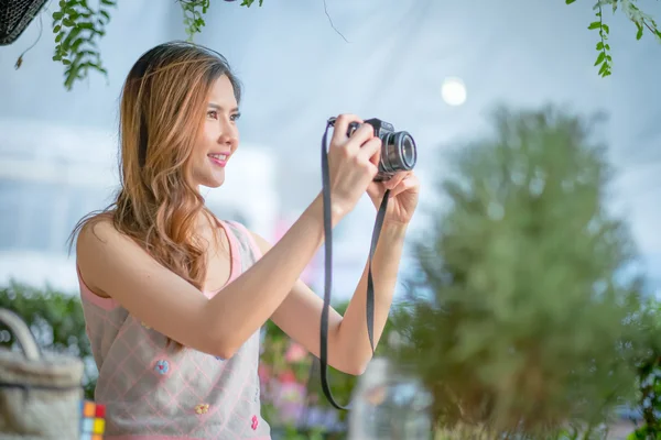 Verano al aire libre estilo de vida sonriente retrato de mujer joven bonita —  Fotos de Stock