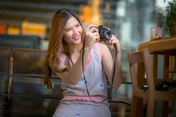 De vrouw van de toeristische reizen op vakantie, en fotograferen van th — Stockfoto