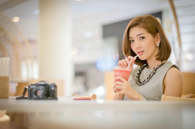 Gençlik ve teknoloji. Cep telefonu olan kadın hayran. 