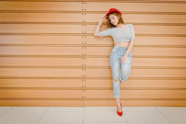 Gençlik ve teknoloji. Cep telefonu olan kadın hayran. 