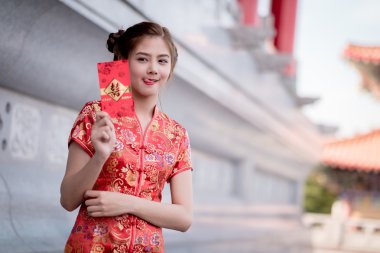 Çince elbise holding beyit Asyalı kadın ' mutlu