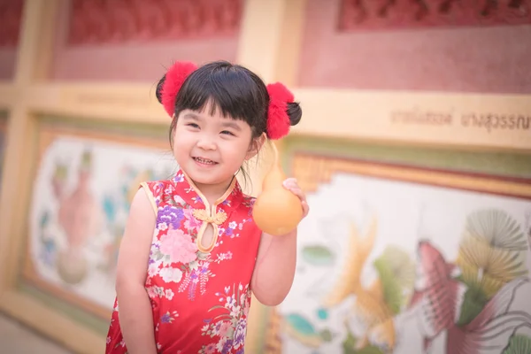 Menina chinesa asiática em chinês tradicional segurar calabash — Fotografia de Stock