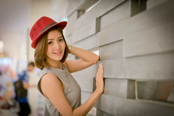 Gençlik ve teknoloji. Cep telefonu olan kadın hayran. 