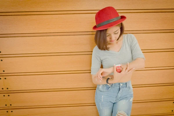 Jeugd en technologie. Verbaasd jonge vrouw met smartwatch. — Stockfoto