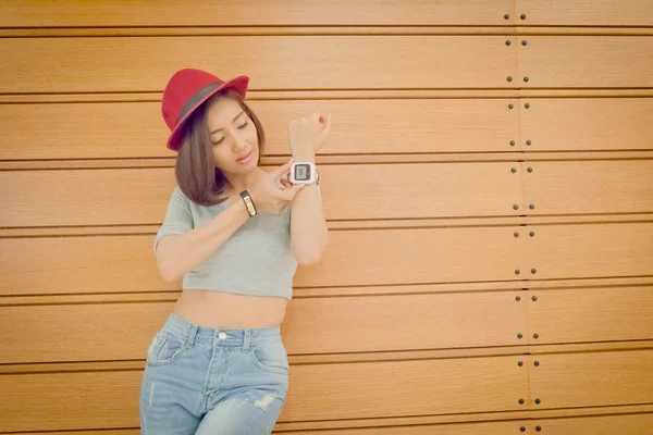 Juventud y tecnología. Mujer joven asombrada con smartwatch.Backgro — Foto de Stock