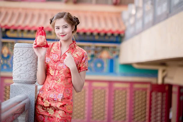 La mujer china asiática en la bolsa de regalo de bodega tradicional china — Foto de Stock