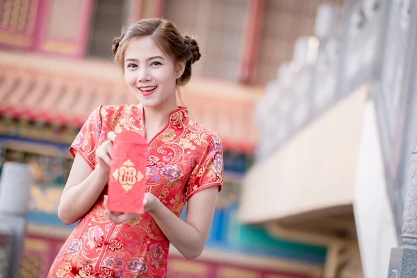 The Asian woman in chinese dress holding couplet 'Happ — Stock Photo, Image